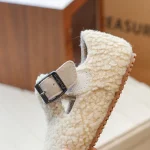 pantoufle peluche avec talon pour enfant