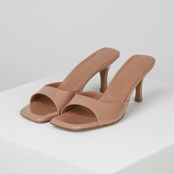 sandales à talon au bout carré